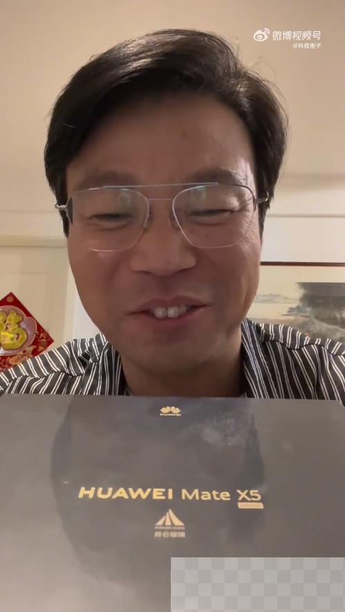 演员王迅开箱华为Mate X5折叠屏 全程笑得合不拢嘴